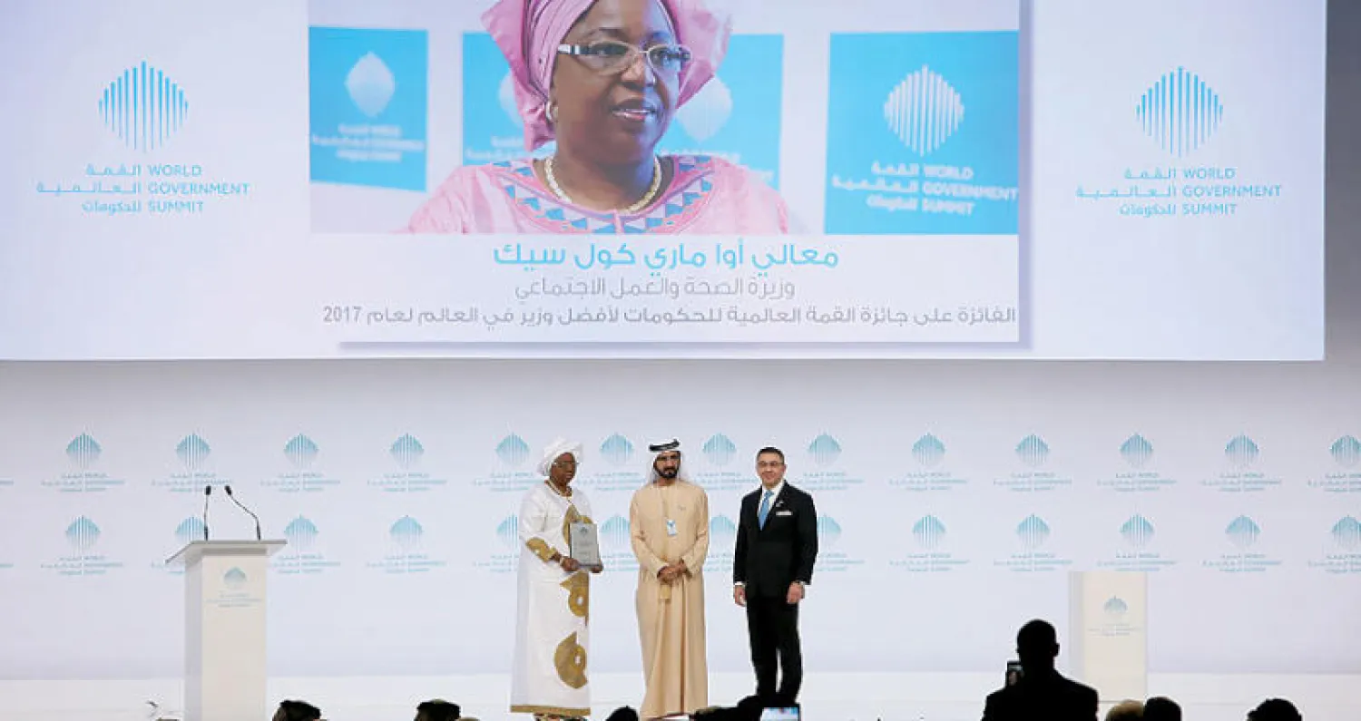 صورة أرشيفية للتكريم بجائزة «أفضل وزير في العالم»... (الشرق الأوسط)