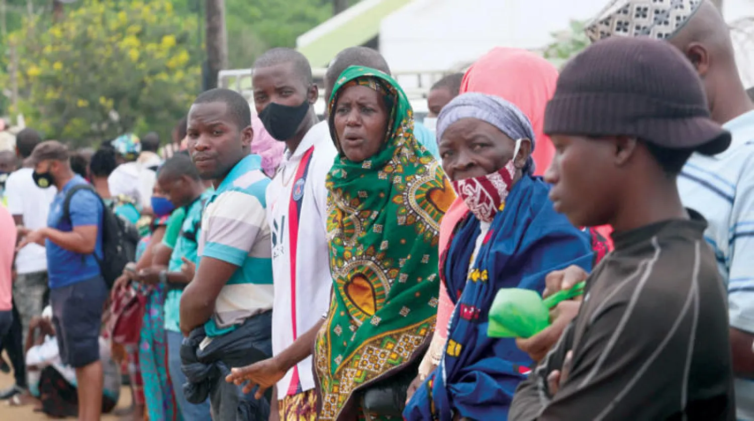 نازحون من بالما (شمال موزمبيق) إثر هجوم لـ«داعش» أوقع عشرات القتلى وشرّد الآلاف (أ.ف.ب)