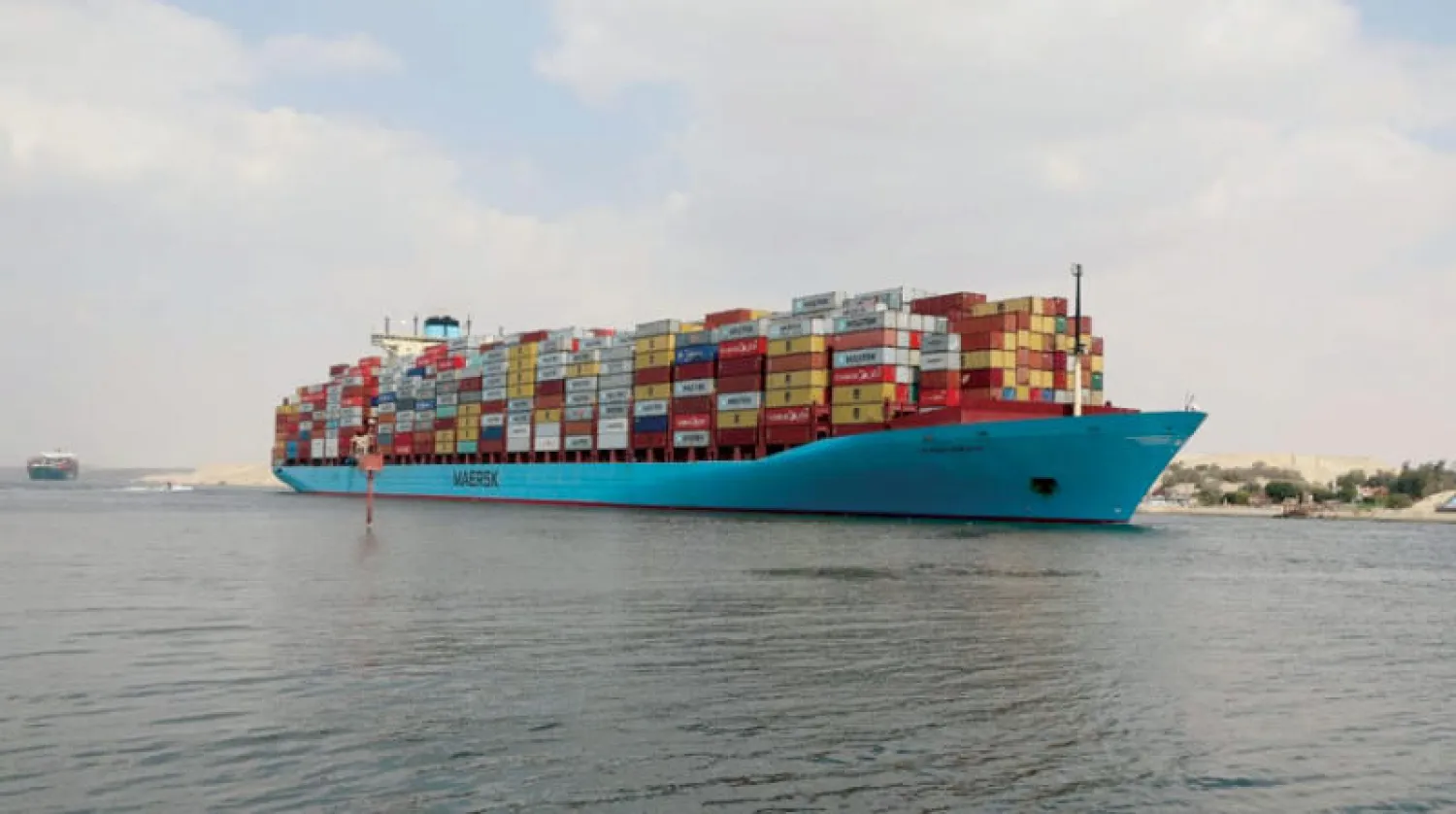 سفينة حاويات تعبر الممر الملاحي لقناة السويس بعد انتهاء أزمة السفينة الجانحة (رويترز)
