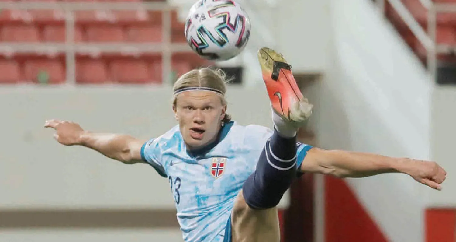 النرويجي الموهوب هالاند بات على أعتاب الانضمام لبرشلونة (رويترز)