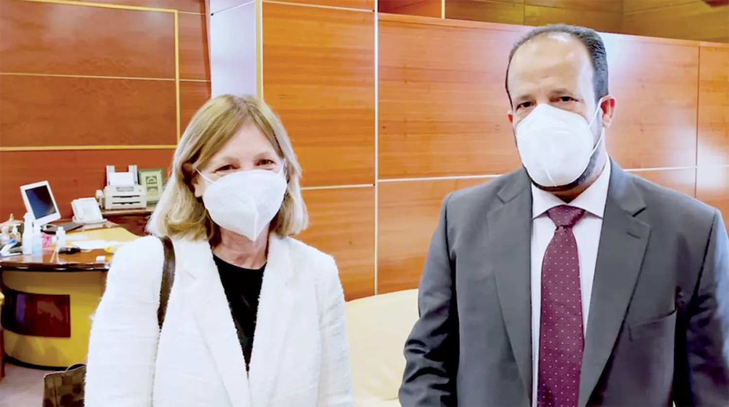 علي الزناتي وزير الصحة بالحكومة الليبية وبياتريس دوهلين سفيرة فرنسا لدى البلاد (وزارة الصحة)