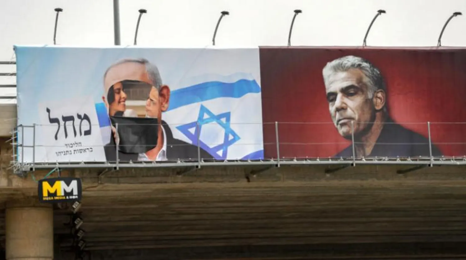Netanyahu ve rakibi Yair Lapid'in seçim afişleri. (AFP)