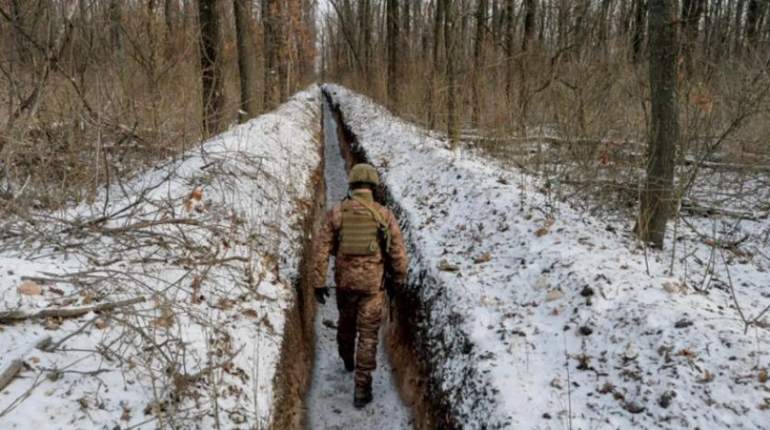 Moskova destekli ayrılıkçılar ile doğu savaş hattındaki Ukraynalı bir asker (Reuters)