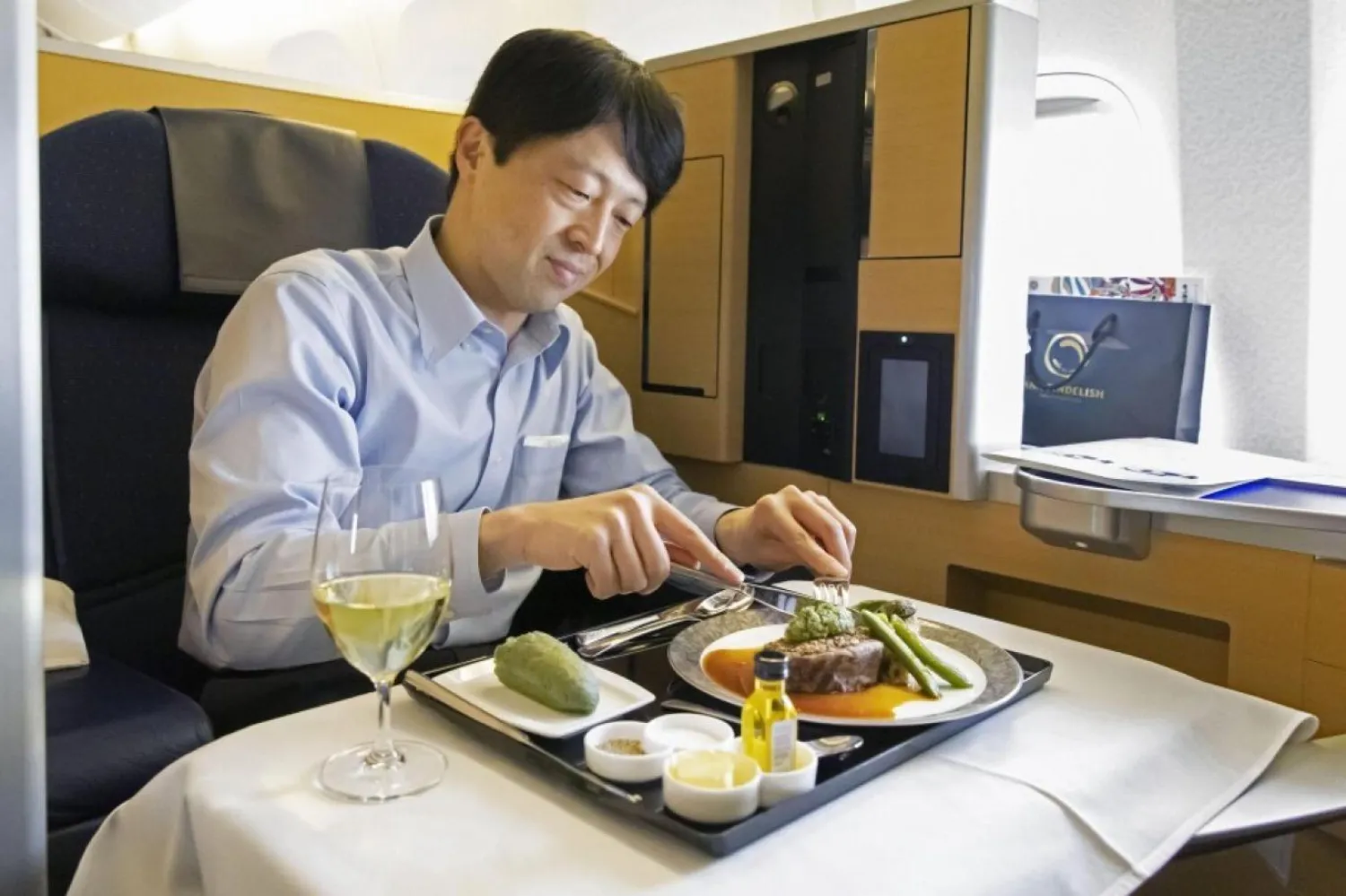 Yemek servisi haricinde herhangi bir uçak içi eğlence hizmeti verilmiyor (All Nippon Airways)