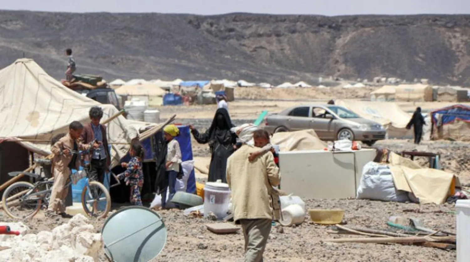 Husilerin askeri hamlelerine tanık olan Marib'deki bir mülteci kampı. (AFP)