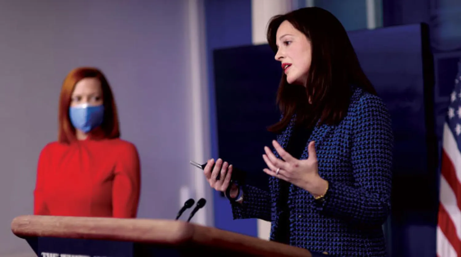 نيوبيرغر وساكي خلال مؤتمر صحافي في البيت الأبيض 17 فبراير الماضي (رويترز)