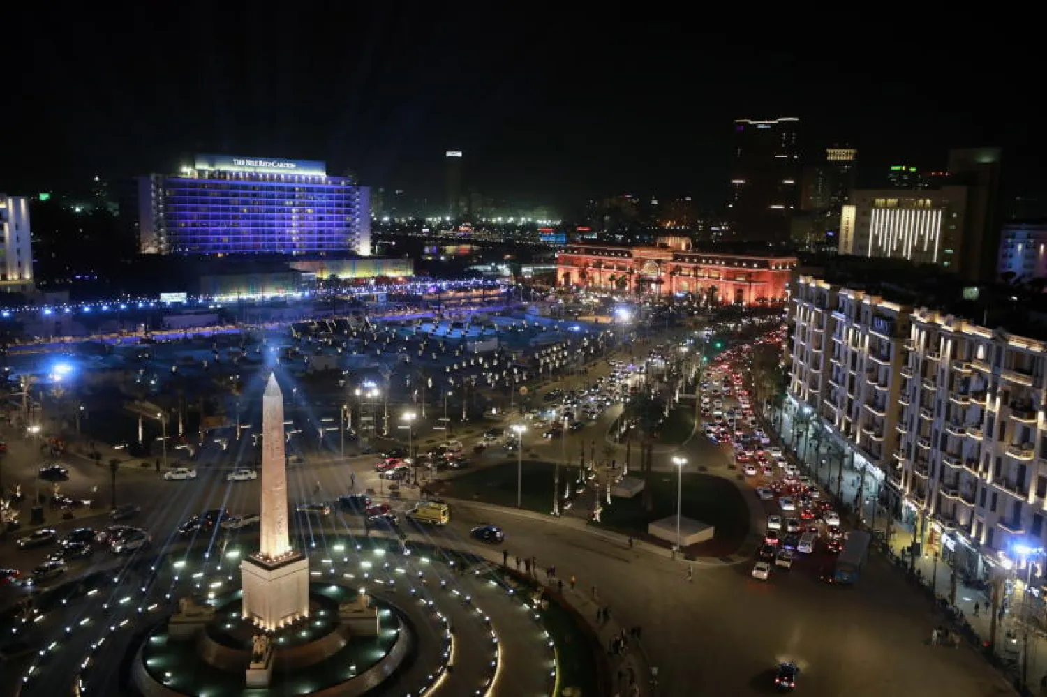 مسلة رمسيس الثاني في وسط ميدان التحرير بالقاهرة وفي الخلفية المتحف المصري (إ.ب.أ)