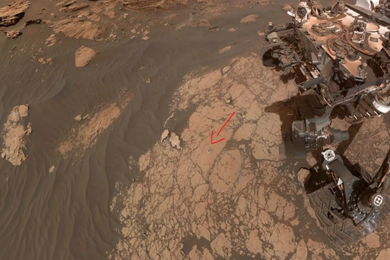 Mars zemininde delikler açarak kayaç örnekleri toplayan Curiosity'nin ismi İngilizce'de "merak" anlamına geliyor (NASA)
