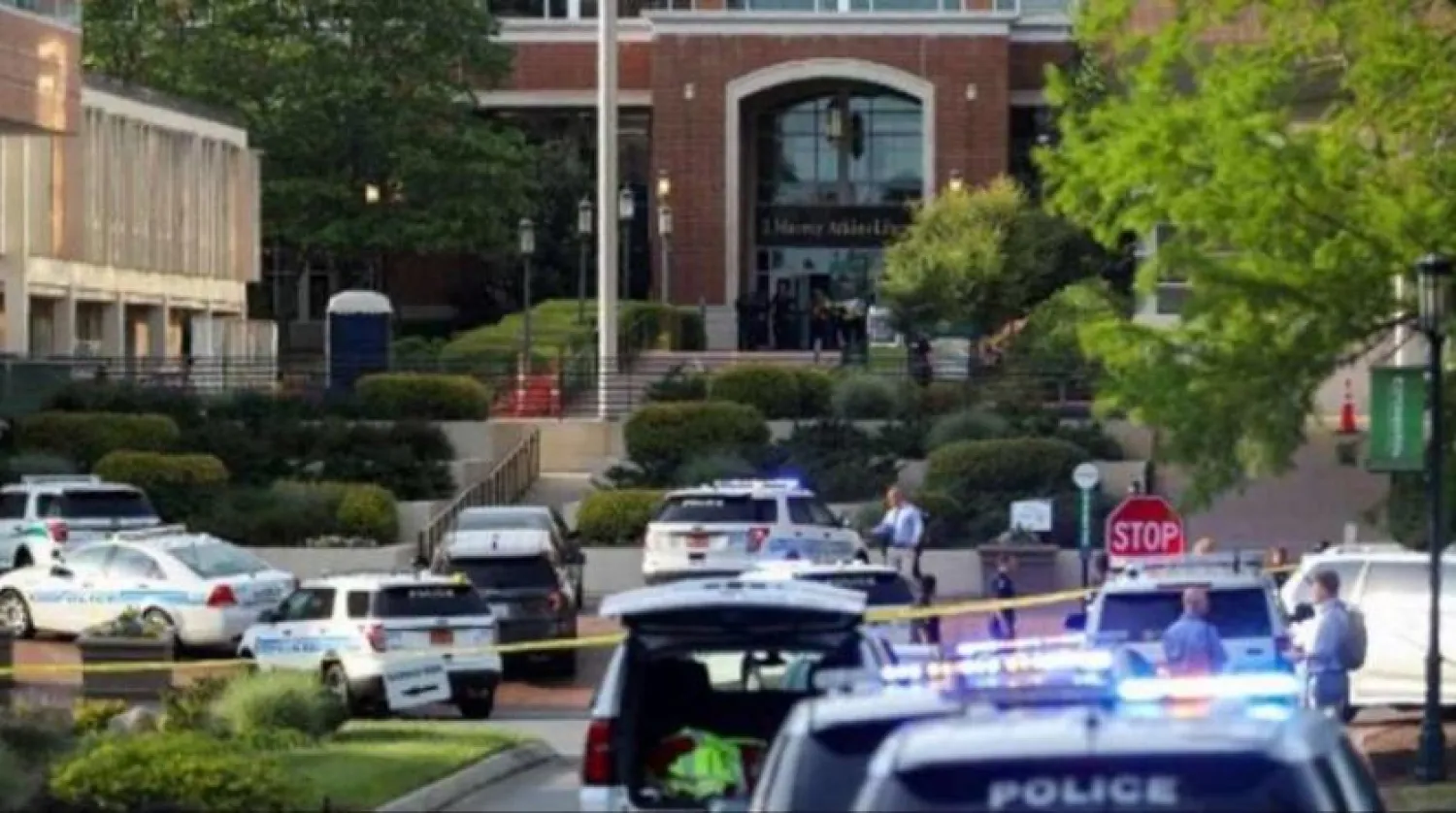 Kuzey Carolina'da daha önce meydana gelen bir çatışma mahallindeki polisler (Reuters)
