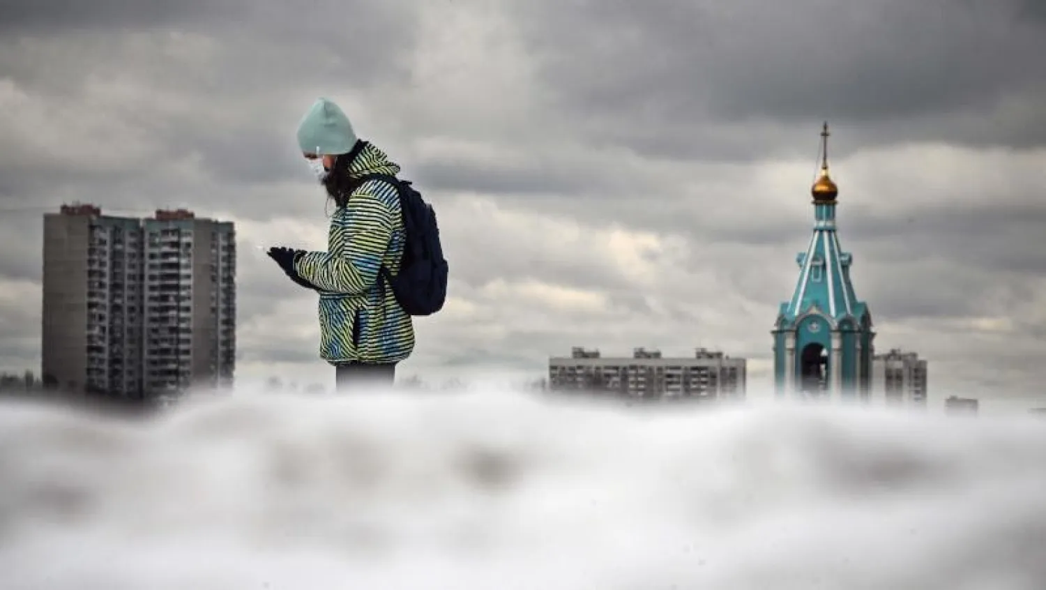 رجل يضع كمامة في أحد شوارع موسكو (أ.ف.ب)