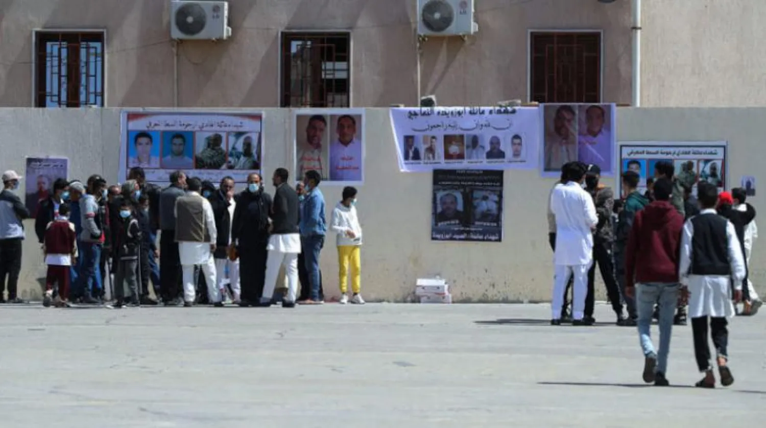Geçen yıl Ulusal Ordu’yu destekleyen bir grubun geri çekilmesi sonrasında toplu mezarların bulunduğu Tarhuna kasabasında sergilenen kurbanların fotoğrafları.(AFP)