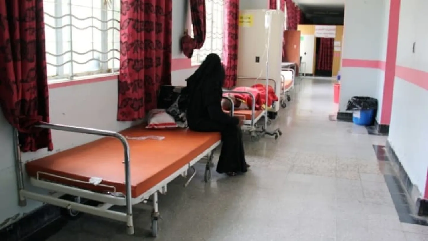 A woman sitting on a bed at the emergency ward of a hospital in Taiz, Yemen. Photo by: REUTERS / Anees Mahyoub 

