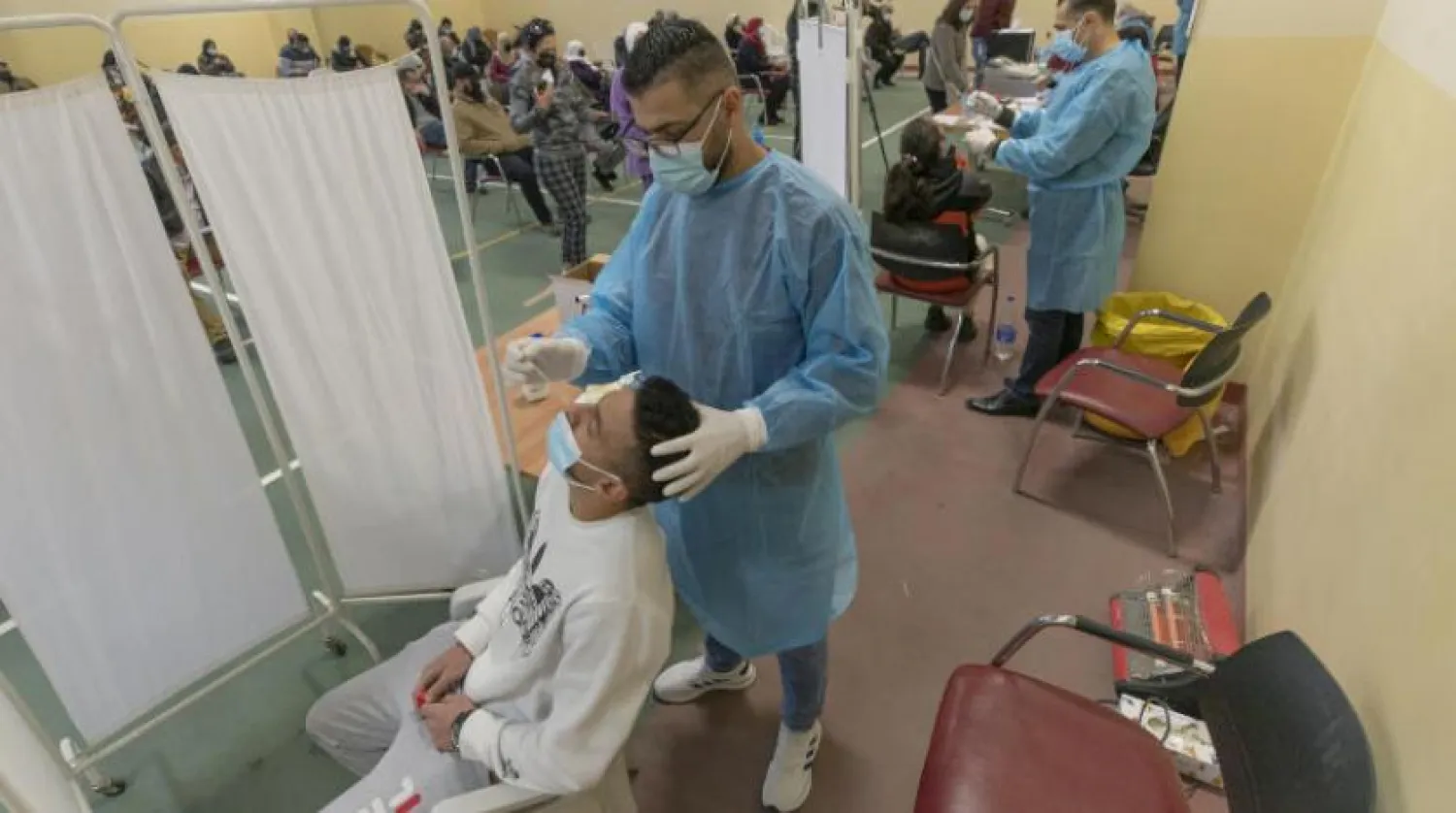 Filistin'deki bir sağlık merkezinde Kovid-19 testi yaptıran bir vatandaş (AP) 