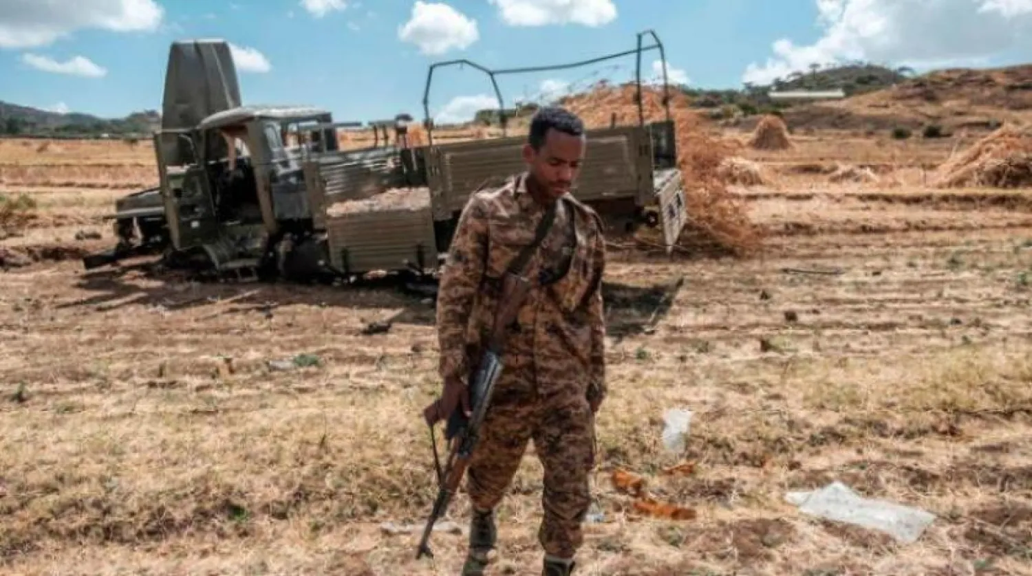 عربة محترقة تقف بالقرب من بلدة أدوا بمنطقة تيغراي بإثيوبيا (رويترز)