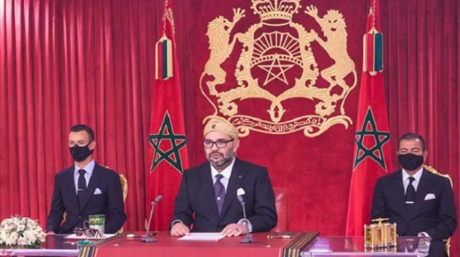 العاهل المغربي وإلى جانبه الأمير مولاي الحسن ولي العهد والأمير مولاي رشيد - في صورة أرشيفية (ماب)