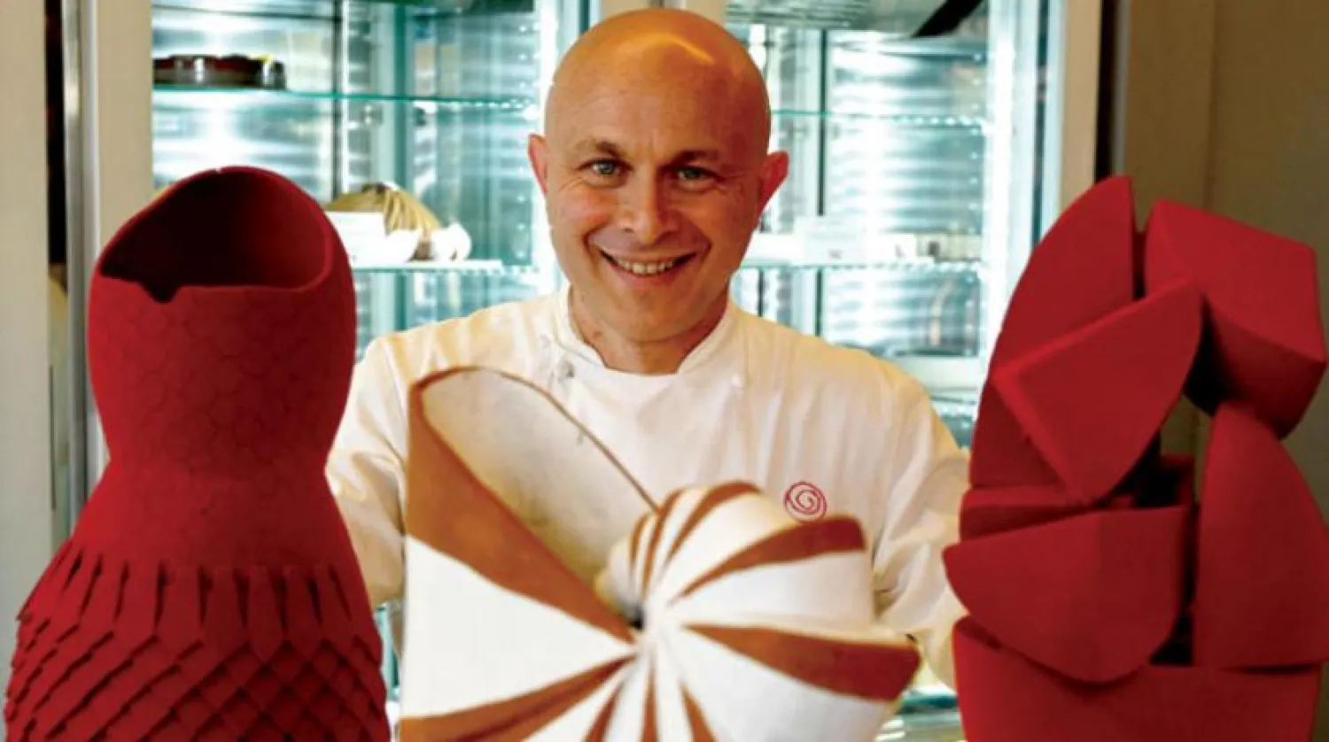 Walter Moskow, çikolatalı yumurtalarla yaptığı heykellerle (AFP)