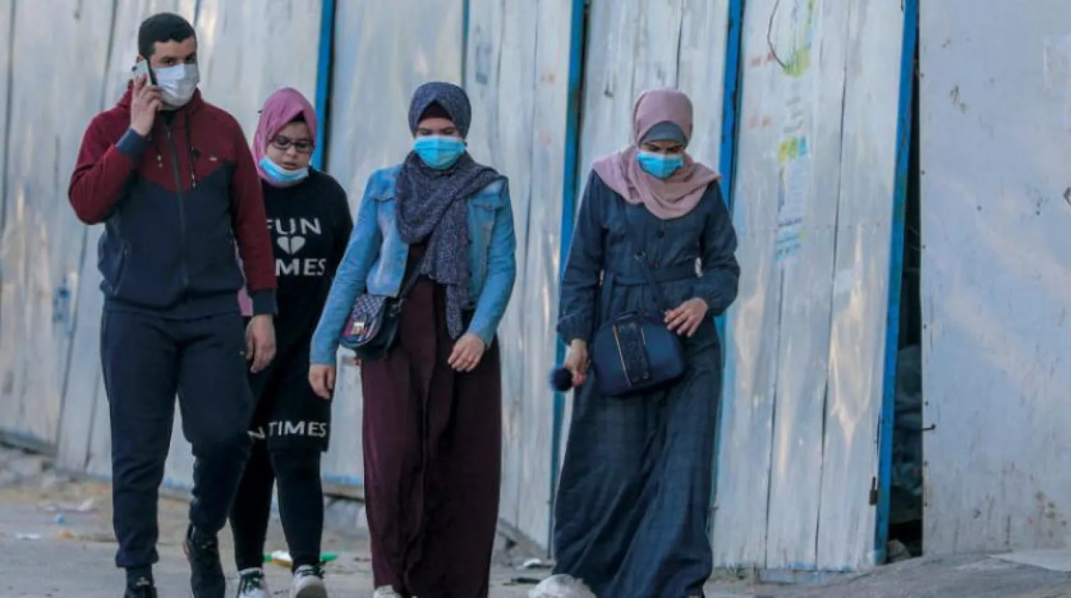 Dün Kovid-19 hastalığının yayılmasını önlemek için sıkı önlemlere tabi olan Gazze şehrindeki Filistinliler (EPA)