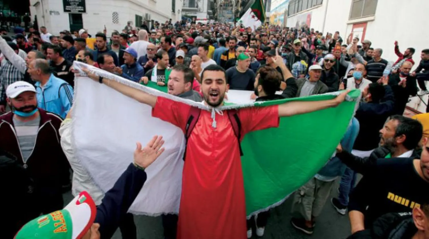 Cuma günü başkent Cezayir sokaklarında gerçekleşen gösterilerden bir kare (Reuters)