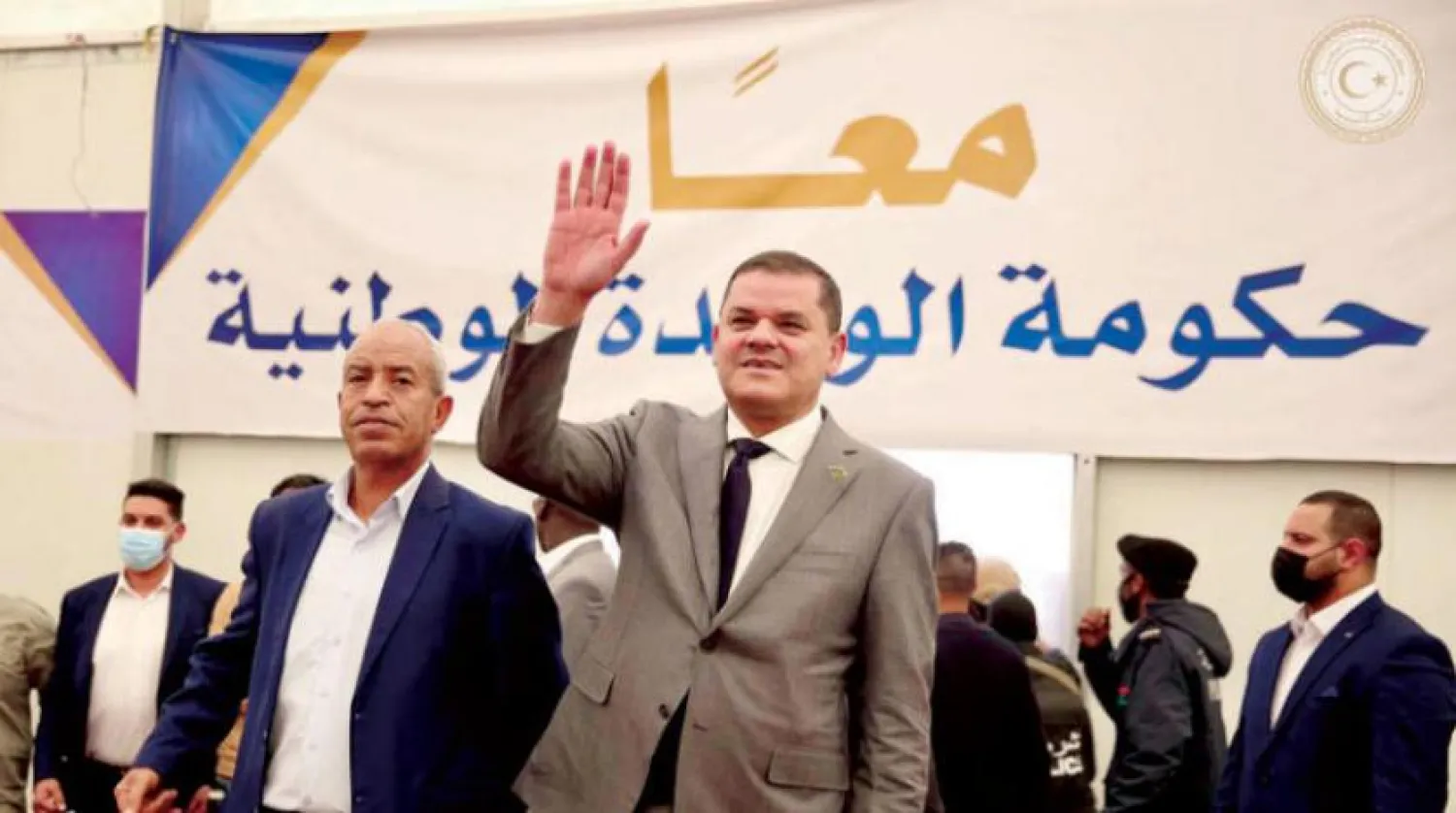 Dibeybe’nin Taverga ziyareti sırasında, yanında Yerel Meclis Başkanı Şikşak ile birlikte çekilen bir fotoğrafı (Ulusal Birlik Hükümeti)