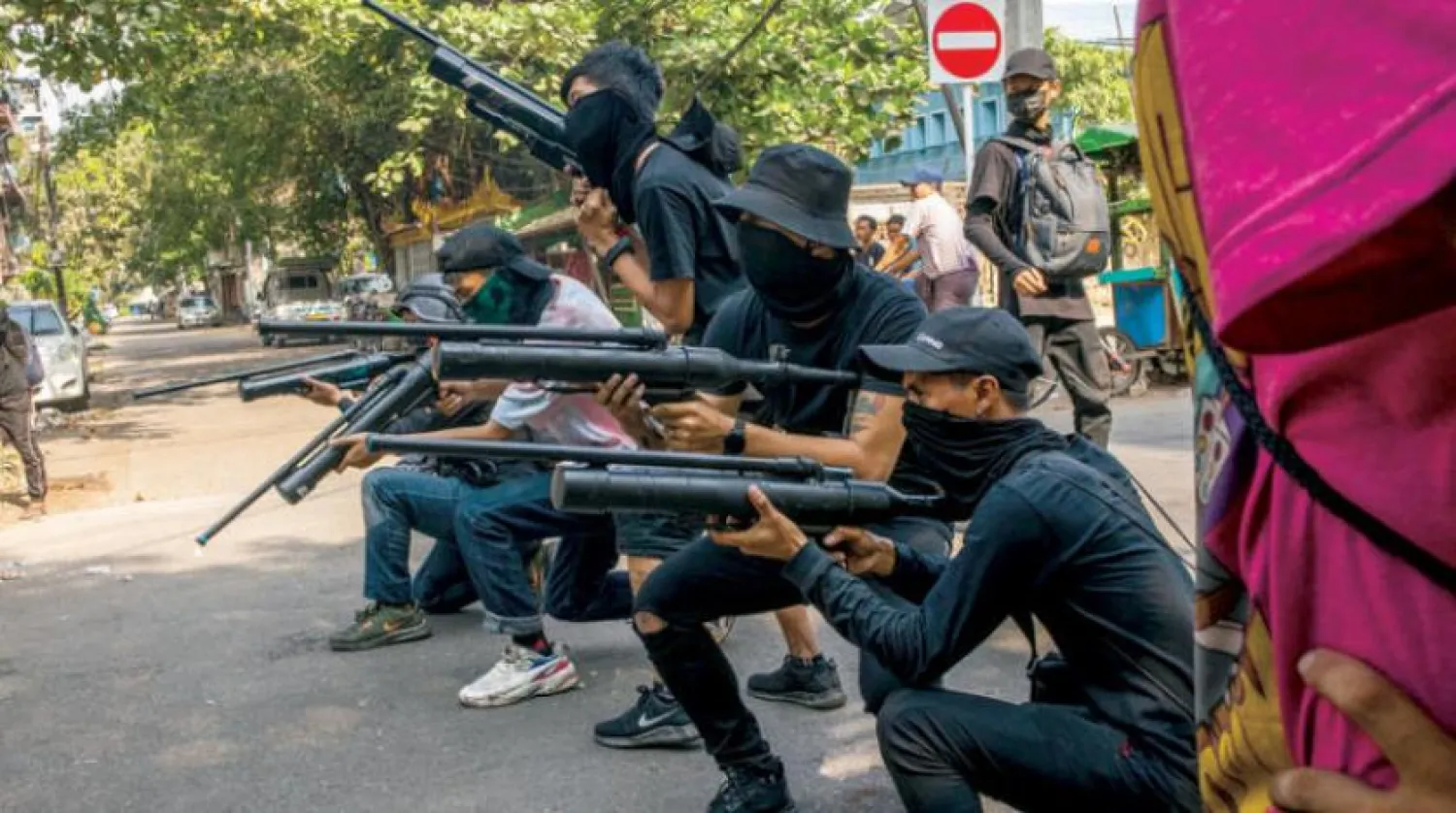 Güvenlik güçleri ve göstericiler dün Yangon'da karşı karşıya geldi (AP)