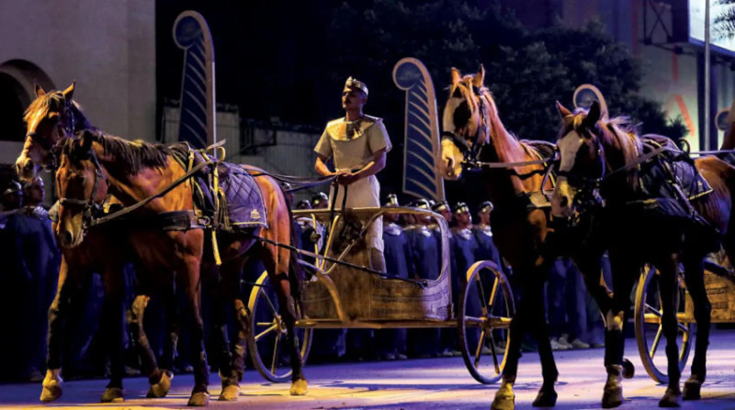 جانب من عرض موكب المومياوات الفرعونية (أ.ف.ب)