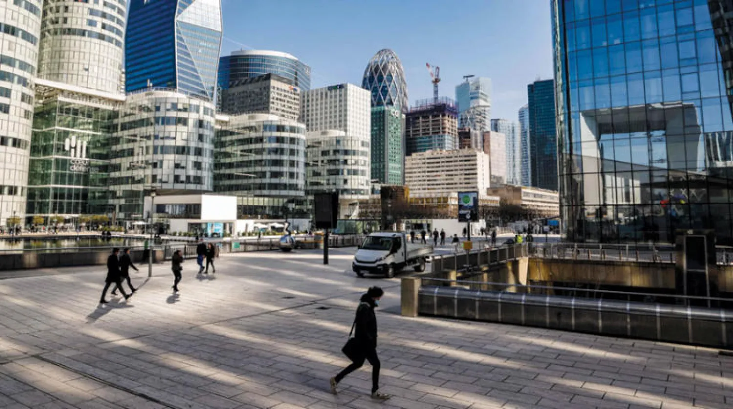 خفضت باريس من تقديراتها لنمو اقتصادها نتيجة تداعيات «كورونا»... (أ.ف.ب)