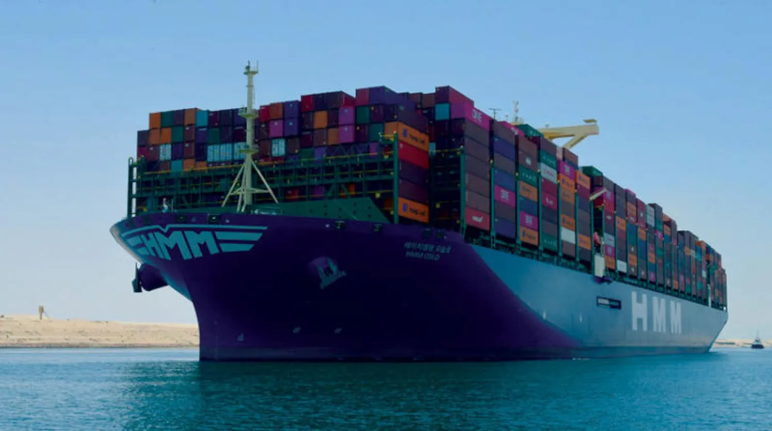 إحدى السفن العملاقة في عرض البحر (رويترز)