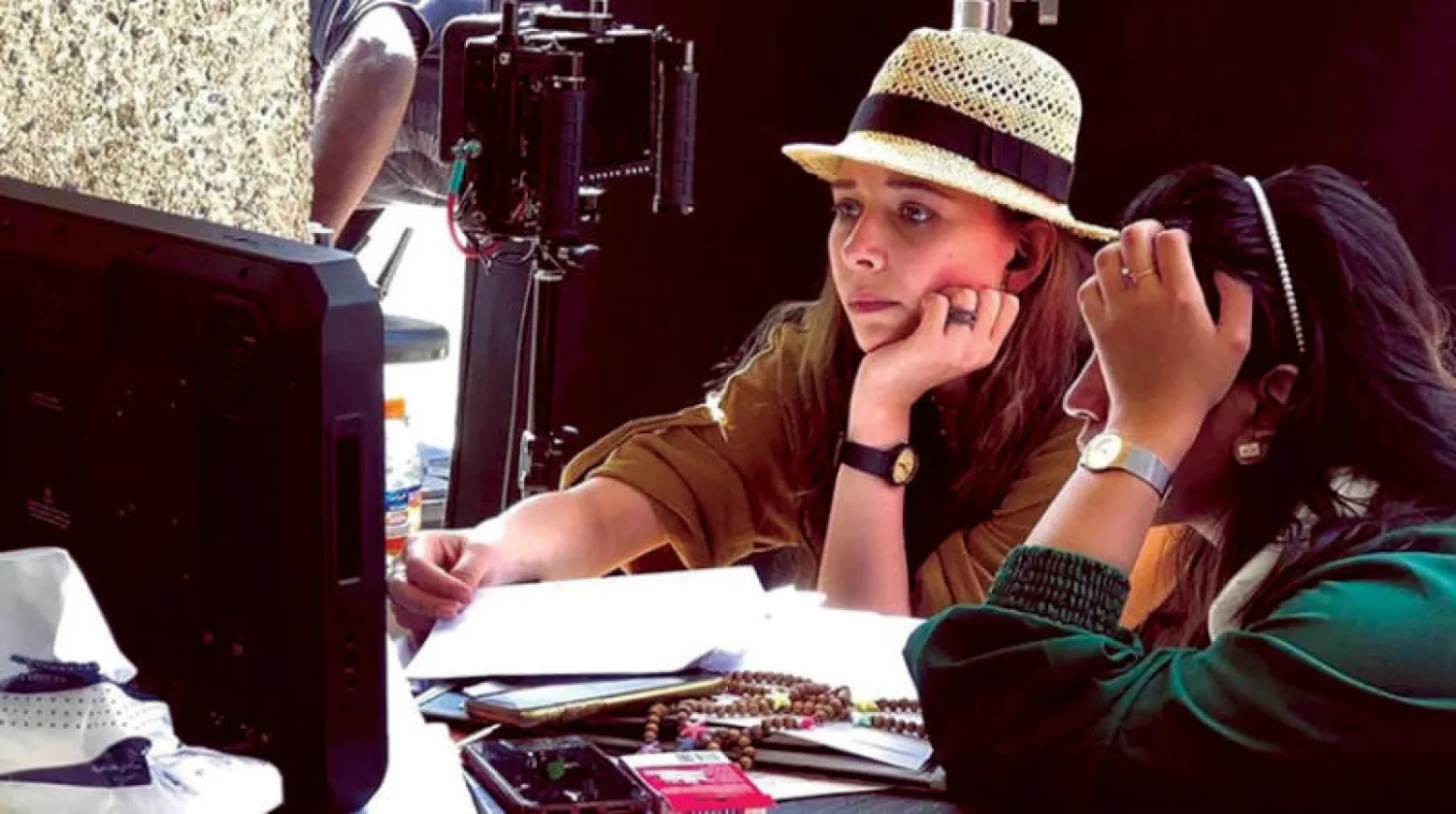 الفنانة السعودية فاطمة البنوي خلال تصوير فيلم {حتى نرى النور}