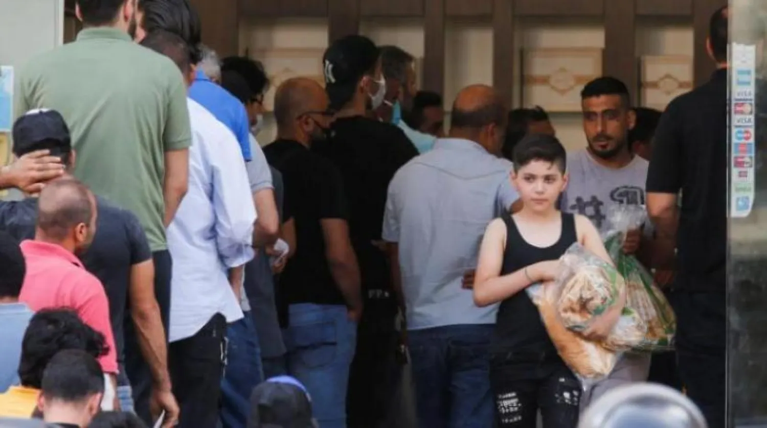 Beyrut'ta ekmek almak için kuyruğa giren insanlar (Arşiv - Reuters)