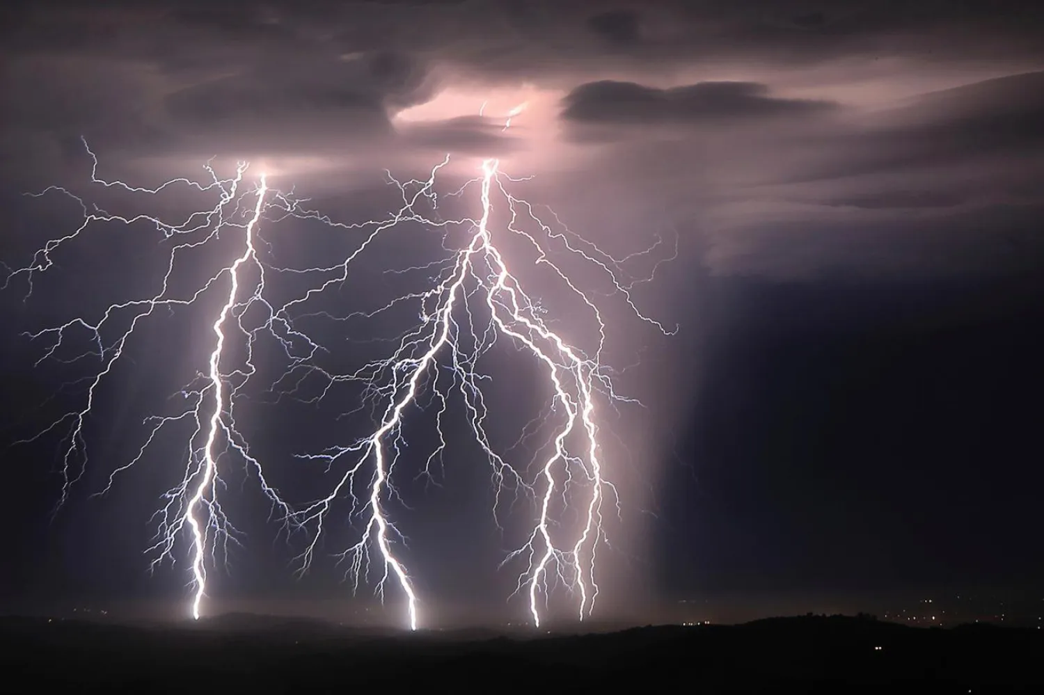 2010 ve 2020 araasında, 65 derecenin üzerindeki enlemlerde her yıl 200 bin yıldırımın düştüğü tahmin ediliyor (AP)