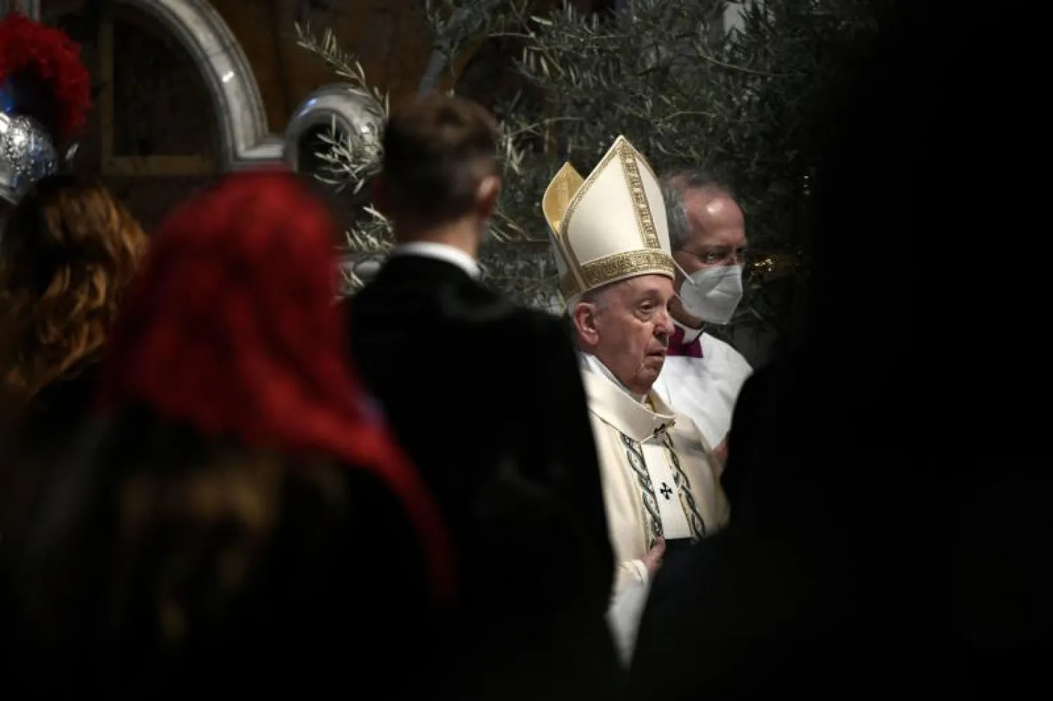 البابا فرنسيس خلال احتفاله بعيد الفصح (أ.ف.ب)