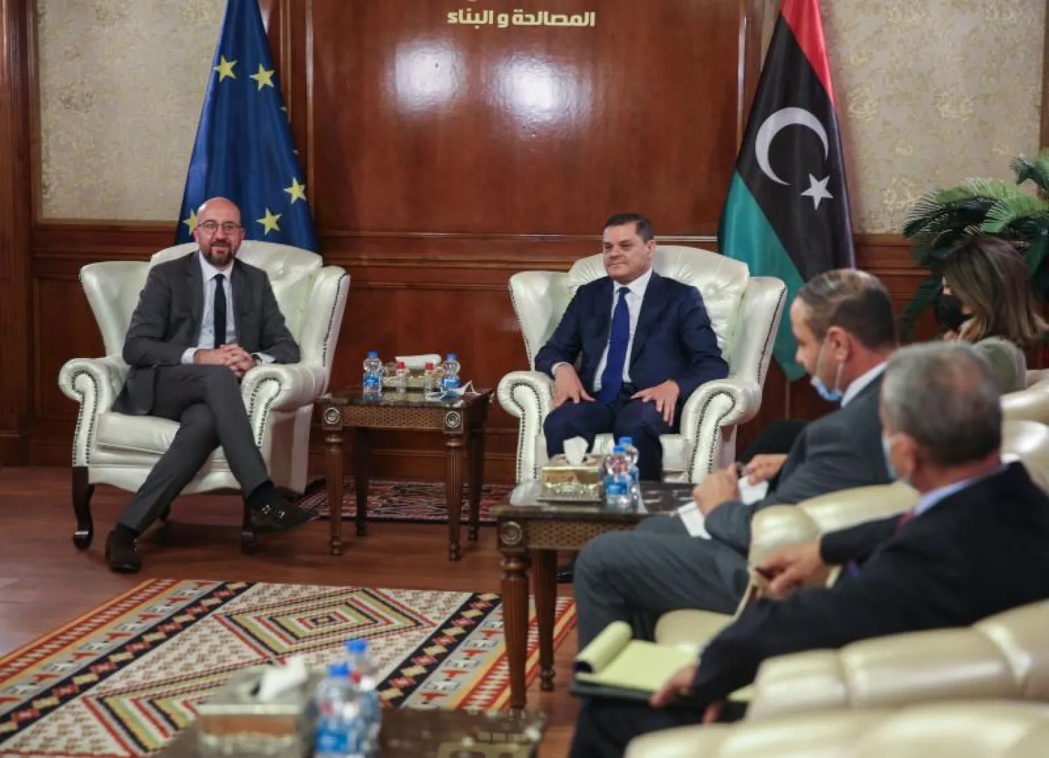 رئيس حكومة الوحدة الوطنية عبد الحميد دبيبة يستقبل رئيس المجلس الأوروبي شارل ميشال في طرابلس (أ.ف.ب)