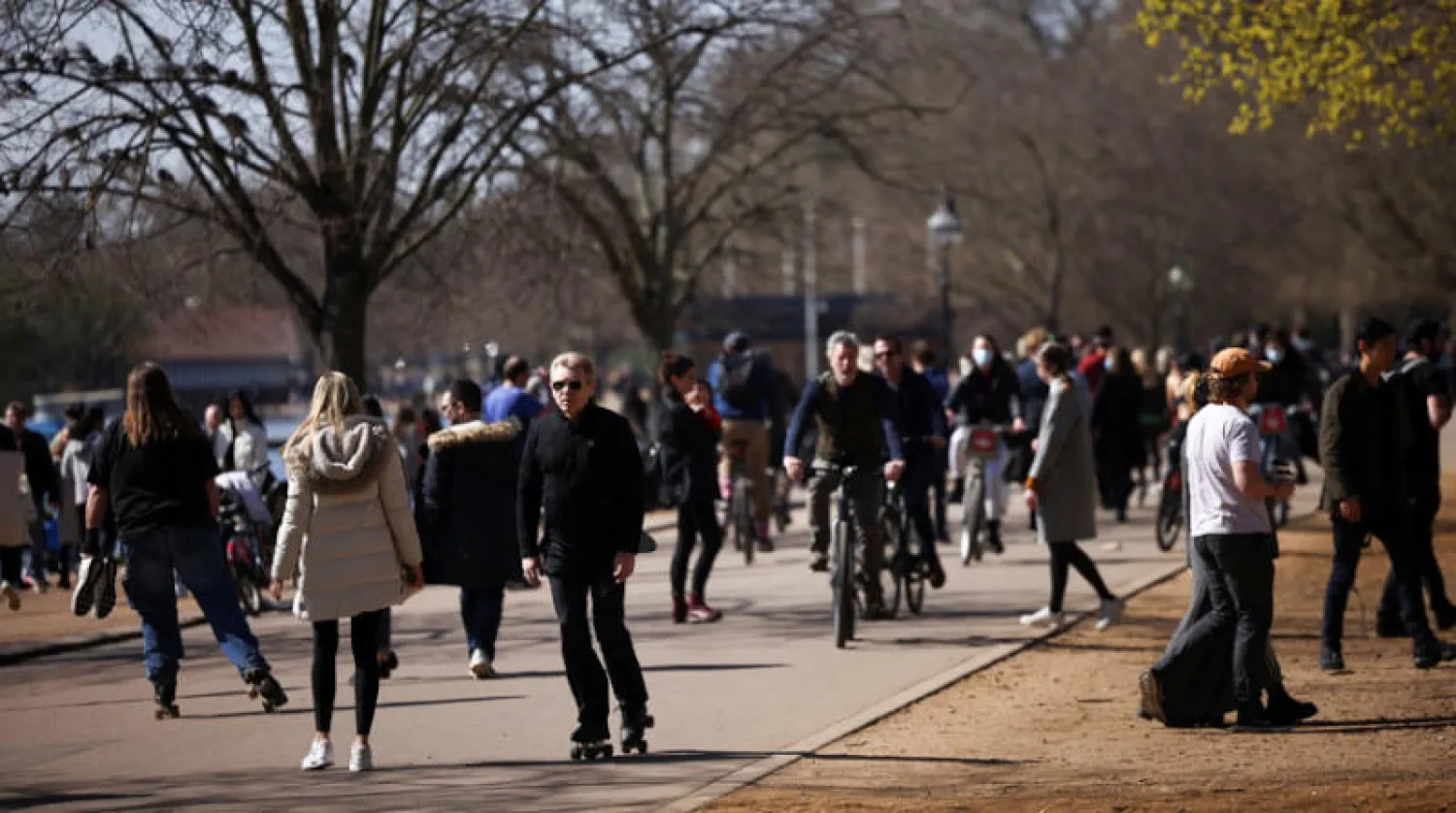 حديقة «هايد بارك» في لندن أمس حيث خرج السكان للاحتفال بعيد الفصح وسط تحذيرات من السلطات الصحية (رويترز)