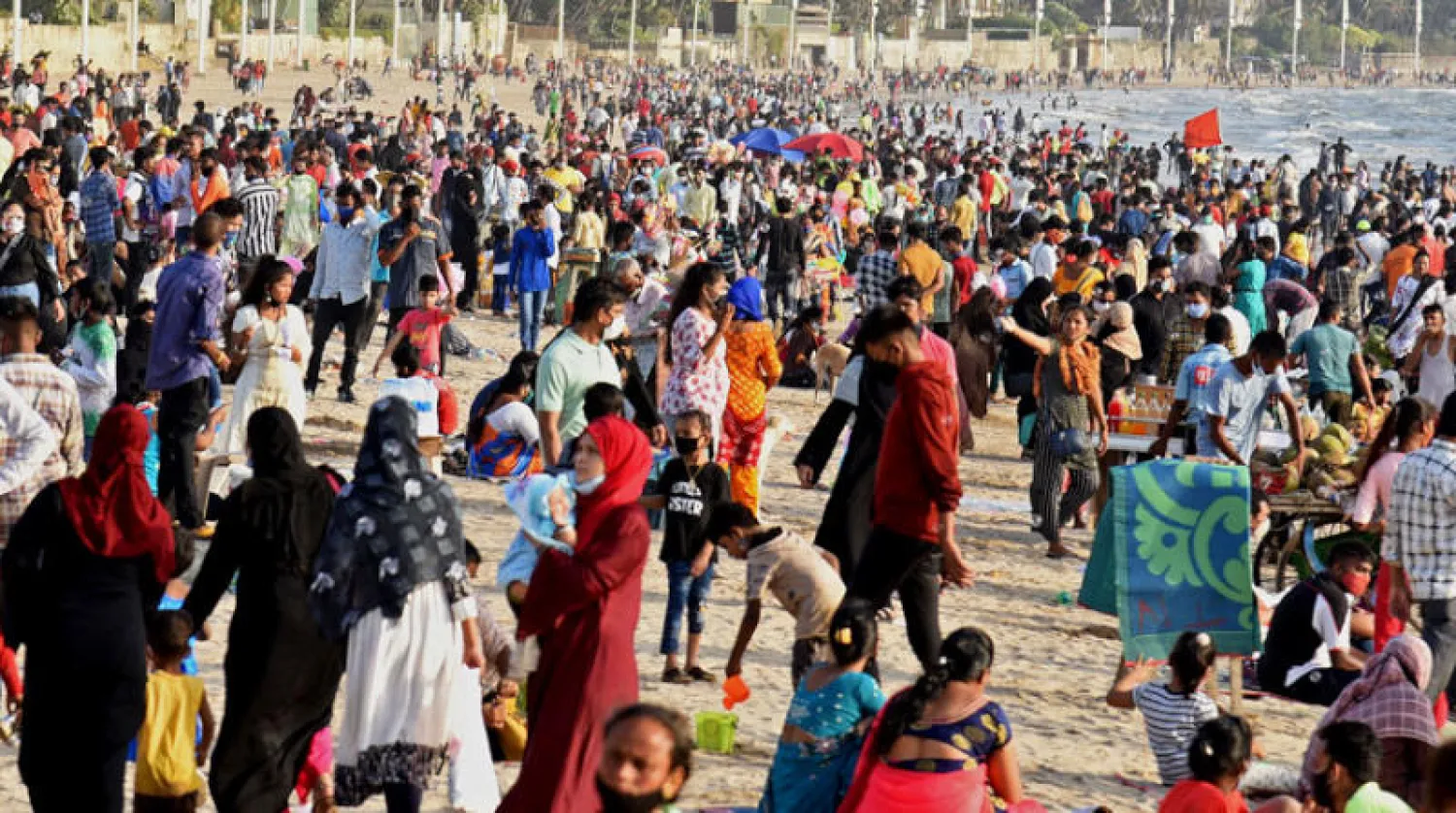 ازدحام على أحد شواطئ مومباي أمس وسط انتشار كبير للفيروس (أ.ف.ب)