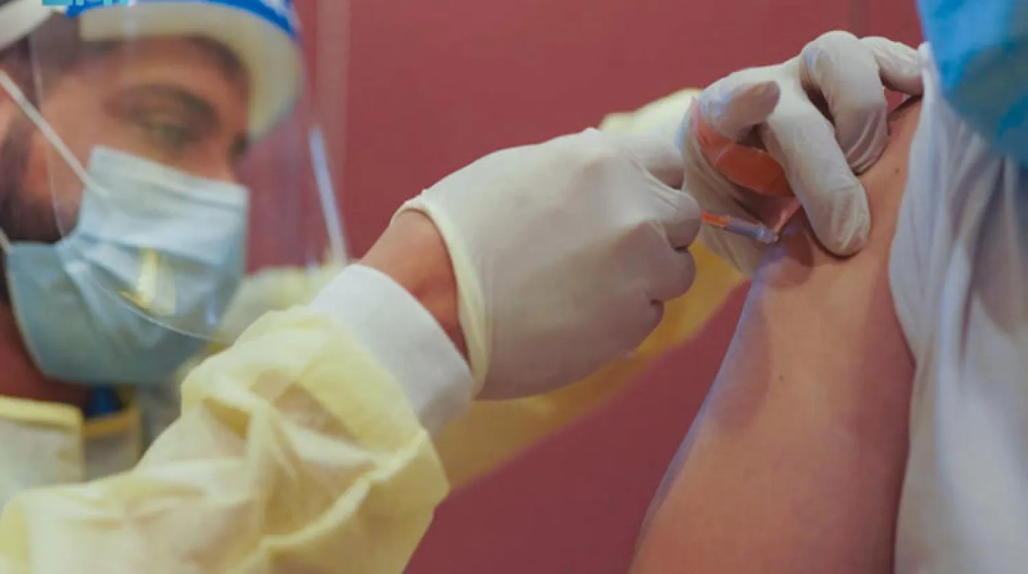 مواطن يتلقى لقاح «كورونا» في العاصمة الرياض (واس)