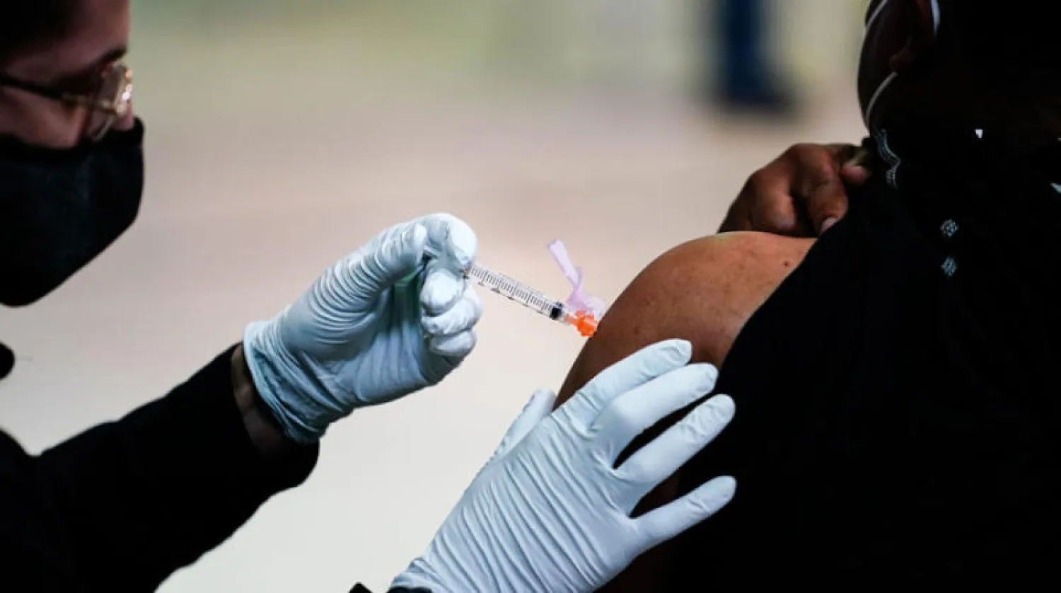 أحد مراكز التطعيم في فيلادلفيا أكبر مدن ولاية بنسلفانيا (أ.ب)