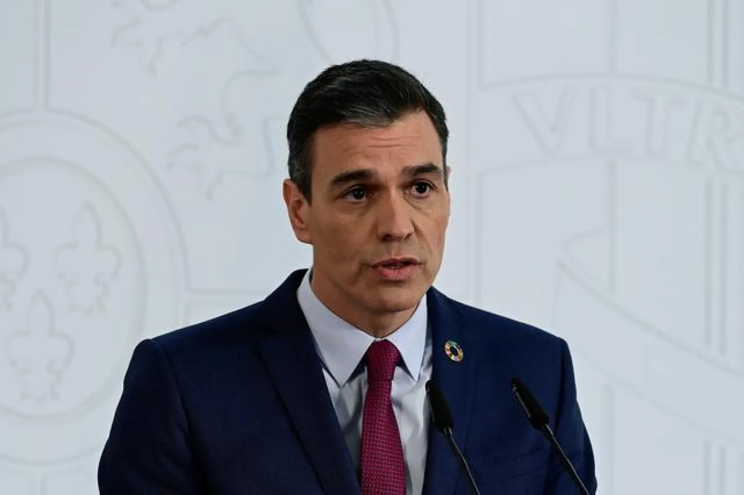 رئيس الوزراء الإسباني بيدرو سانشيز يتحدث خلال مؤتمر صحفي في مدريد (أرشيفية - رويترز)