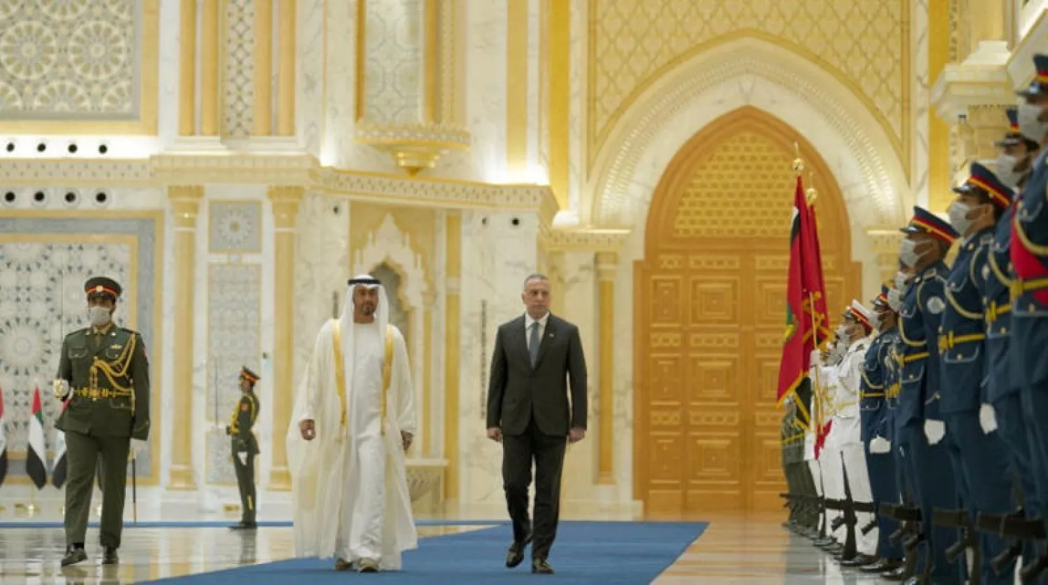 ولي عهد أبوظبي الشيخ محمد بن زايد آل نهيان مستقبلاً رئيس الوزراء العراقي مصطفى الكاظمي أمس (رويترز)