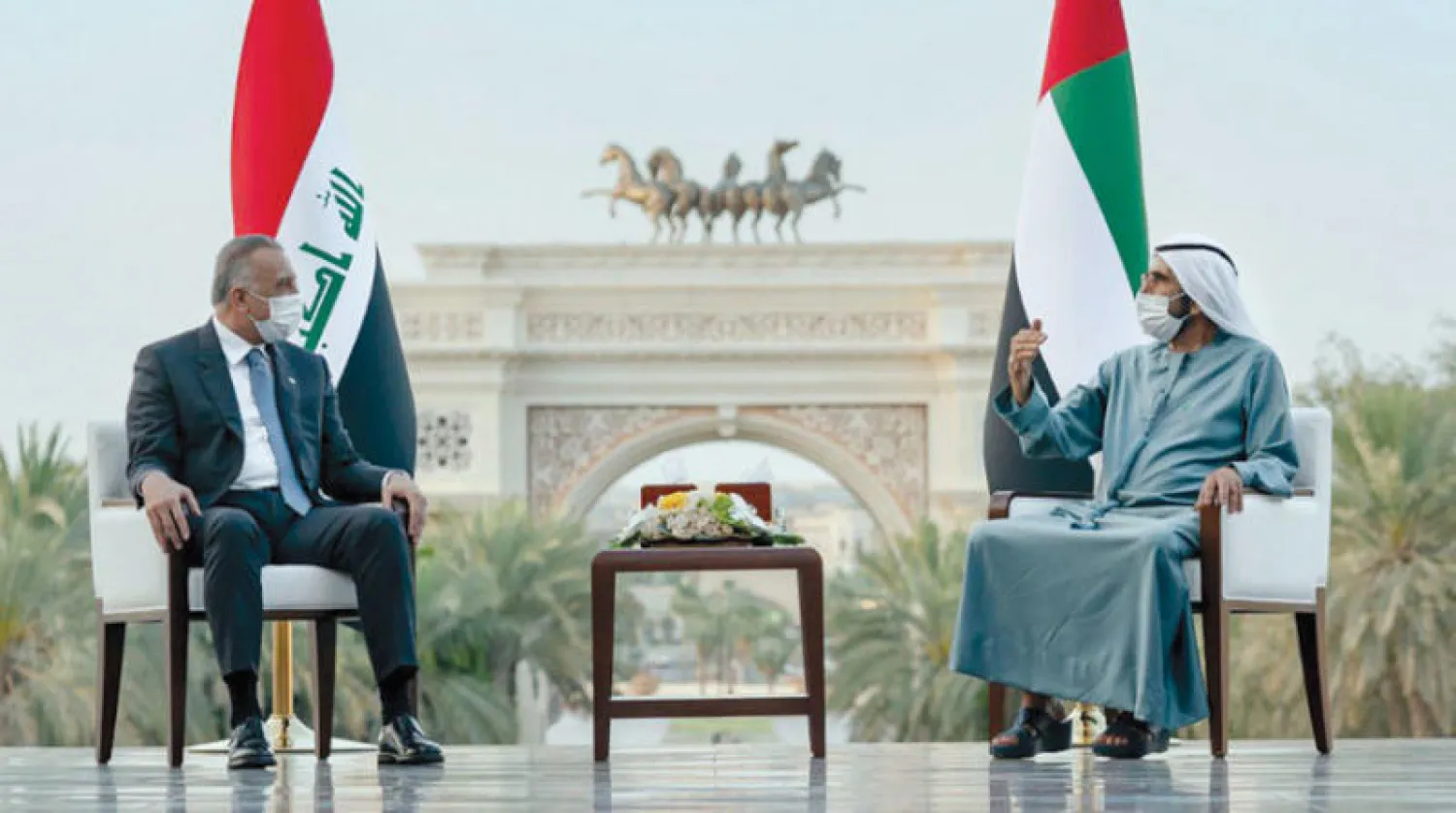 الشيخ محمد بن راشد ومصطفى الكاظمي خلال لقائهما في دبي أمس (وام)