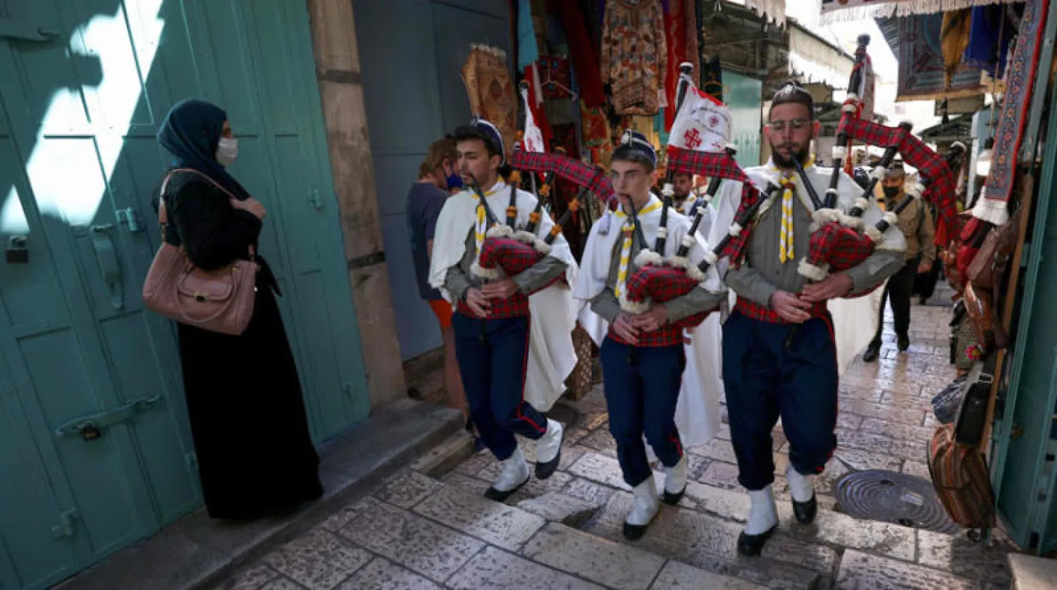 احتفال المسيحيين الغربيين بعيد الفصح داخل المدينة القديمة في القدس الشرقية (أ.ف.ب)