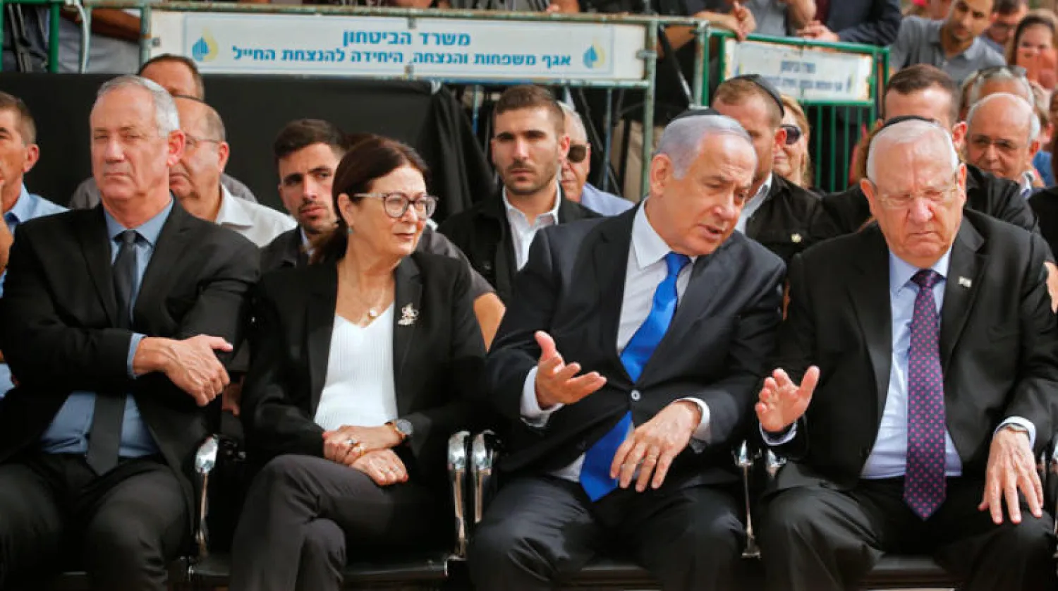 من اليمين: الرئيس الإسرائيلي ريفلين ونتنياهو والقاضية إستر هايوت وبيني غانتس في ذكرى رحيل شيمون بيريز سبتمبر 2019 (أ.ف.ب)