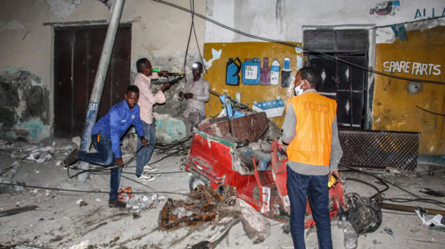 إزالة آثار الهجوم الإرهابي من عنلصر حركة «الشباب» على قاعدة للجيش الصومالي في إقليم شبيلي السفلى بجنوب البلاد (أ.ف.ب)