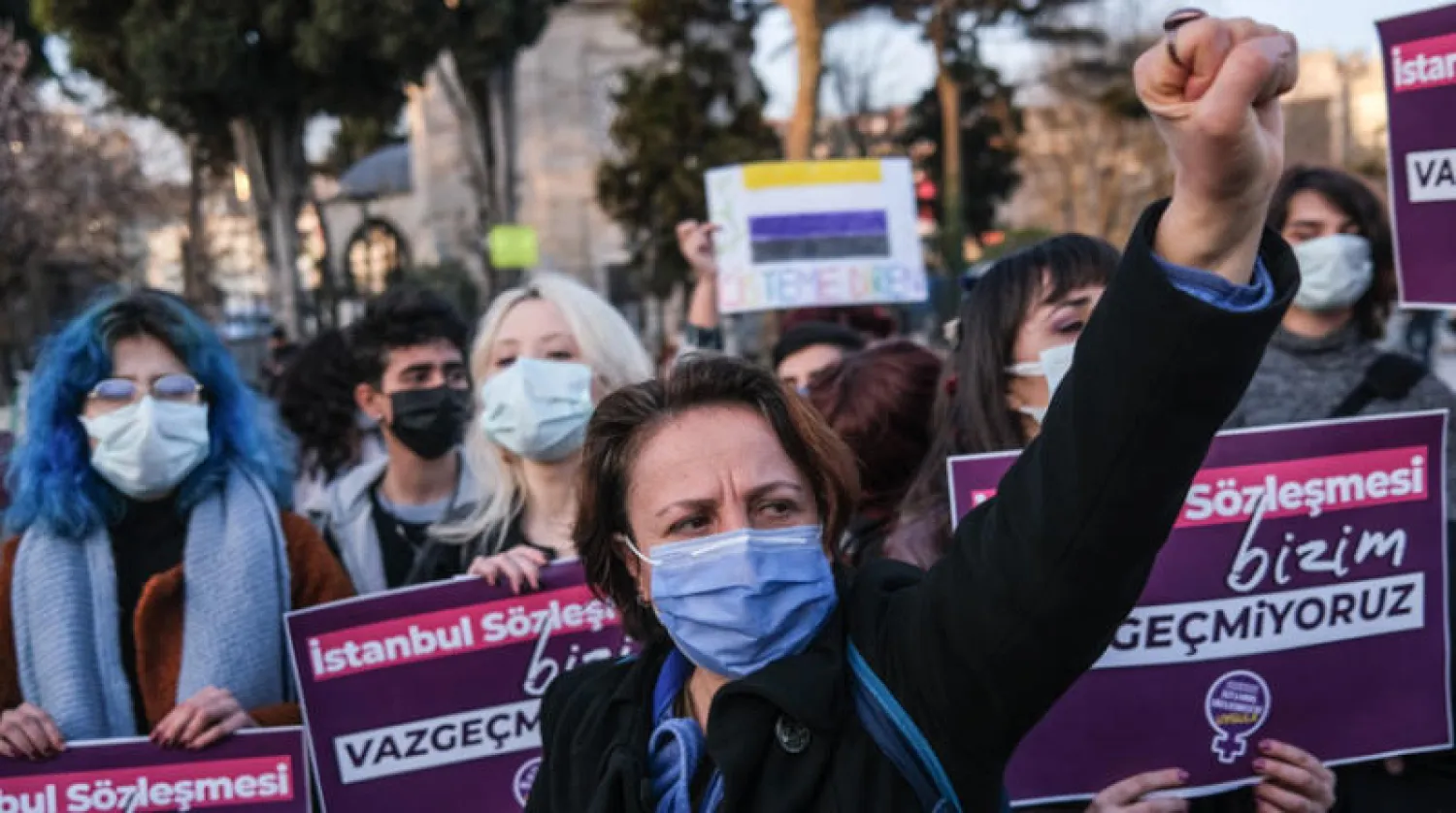 جانب من مظاهرة نسائية ضد انسحاب تركيا من «اتفاقية إسطنبول» الجمعة (إ.ب.أ)