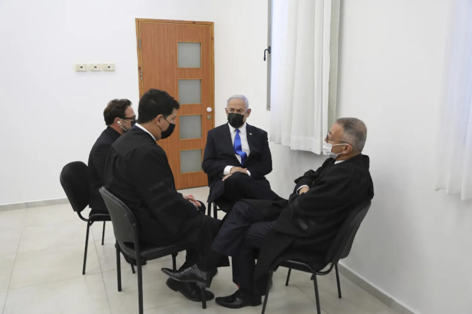 رئيس الوزراء الإسرائيلي بنيامين نتنياهو يحضر جلسة استماع لمحاكمته بشأن جرائم فساد (أ.ب)