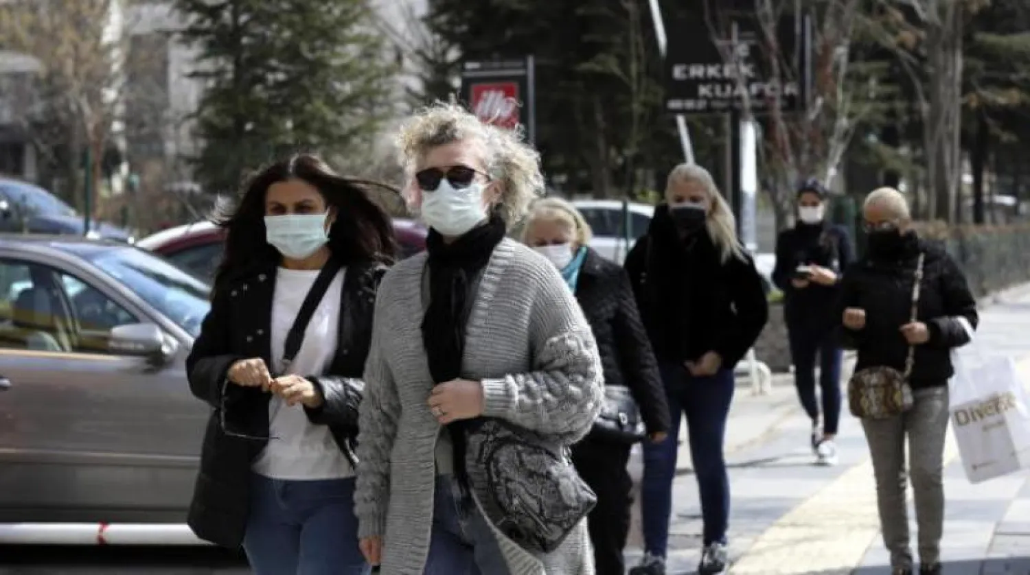 أشخاص يضعون كمامات في أنقرة (أ.ب)