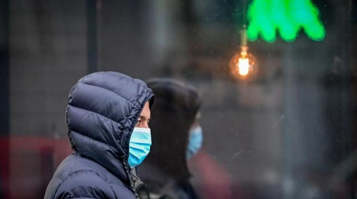 Moskova’da maske ile dolaşan bir vatandaş (AFP)