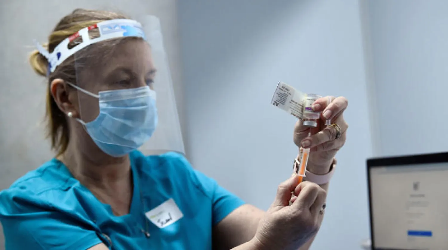 إعداد جرعة من لقاح «كورونا» في مدينة دبلن عاصمة آيرلندا (رويتز)