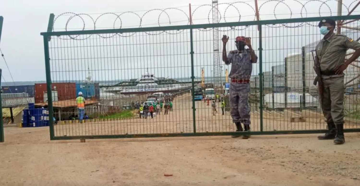 عسكريان تابعان للجيش الموزمبيقي يقفان لحماية مركز للغاز في أقصى شمال شرقي البلاد (رويترز)