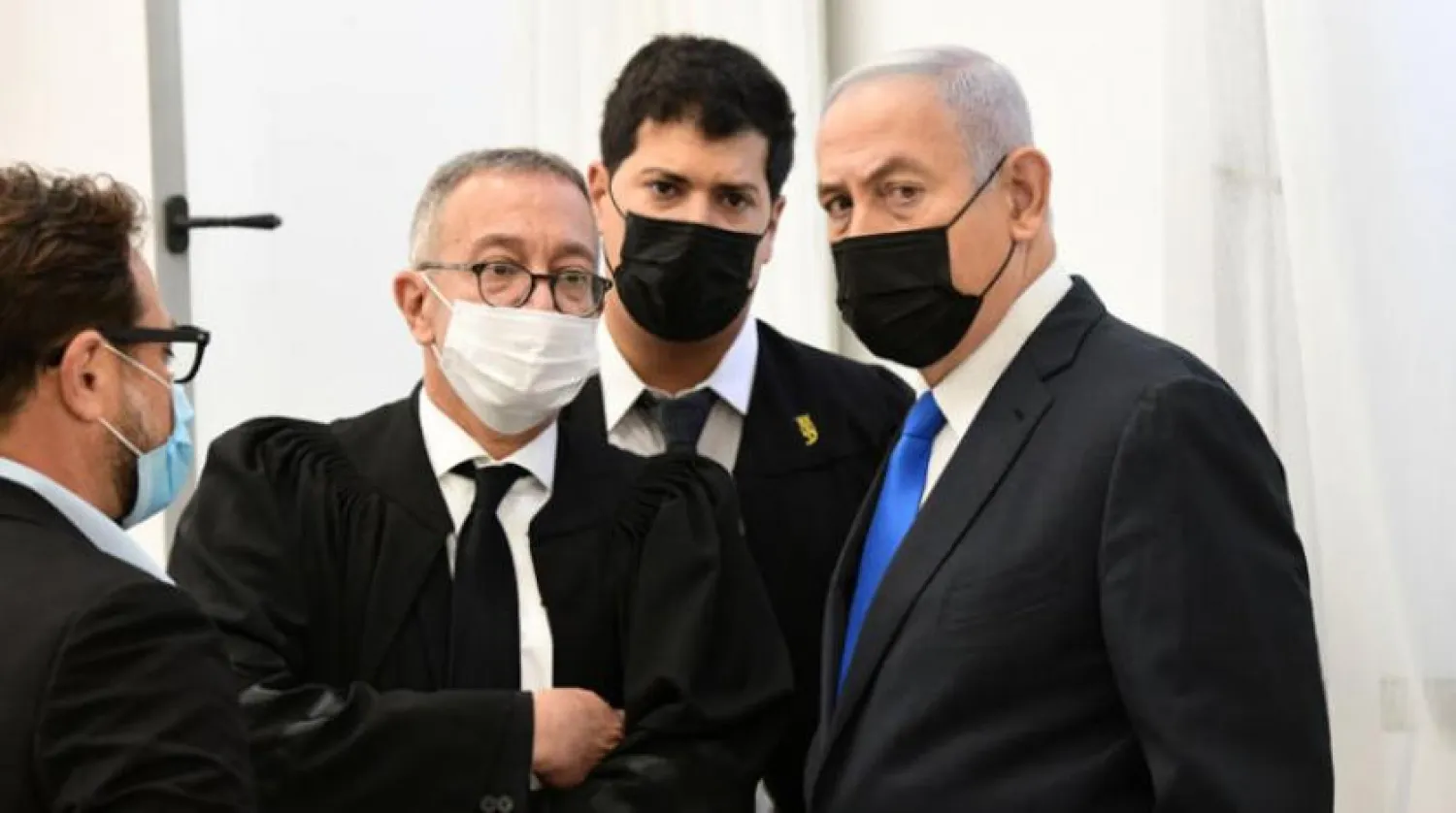 Geçtiğimiz şubat ayındaki duruşmada hukuk ekibiyle birlikte İsrail Başbakanı Binyamin Netanyahu (Reuters)