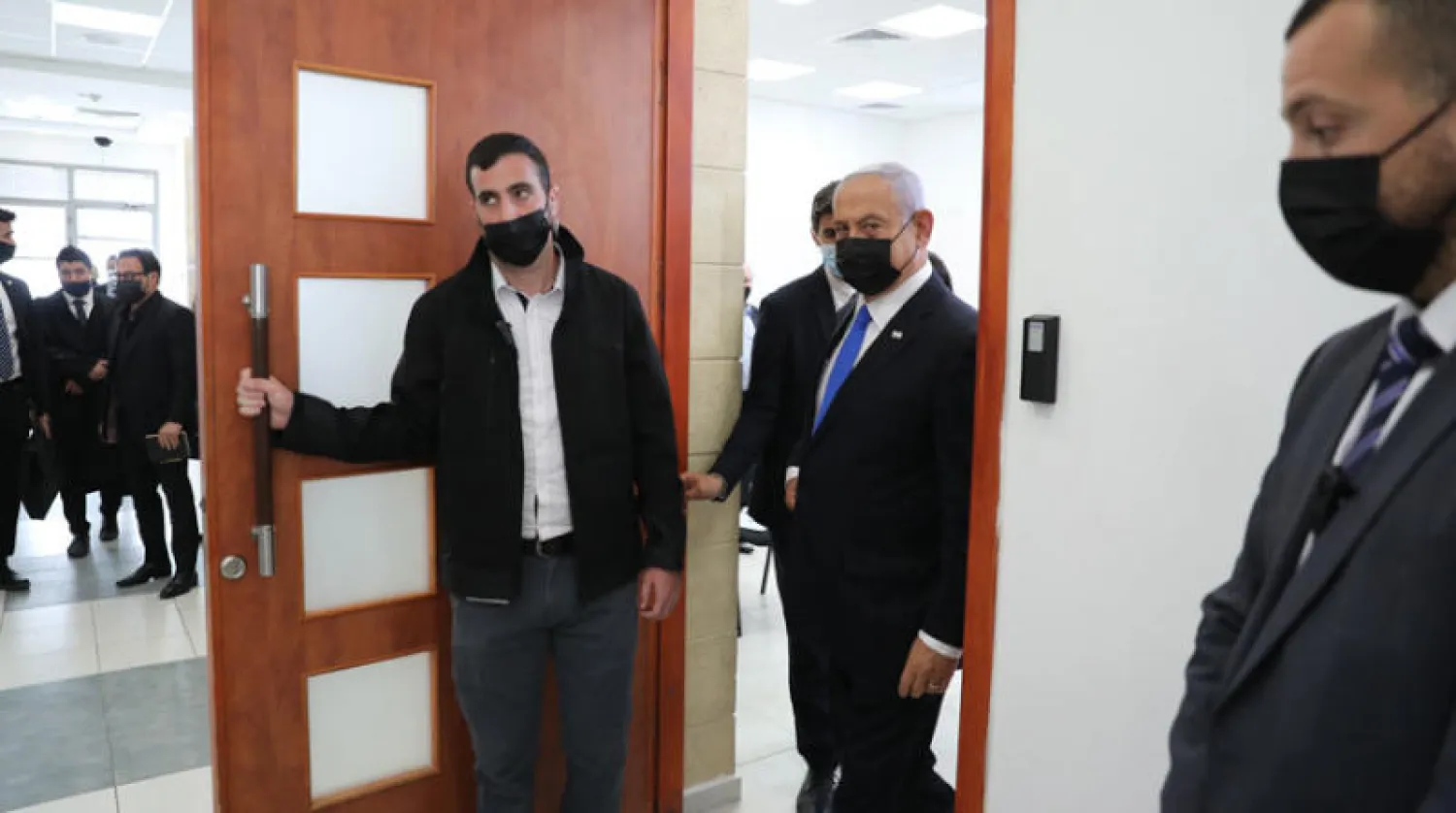 نتنياهو يخرج من قاعة المحكمة أمس بعد حضوره الجلسة الأولى في محاكمته (إ.ب.أ)